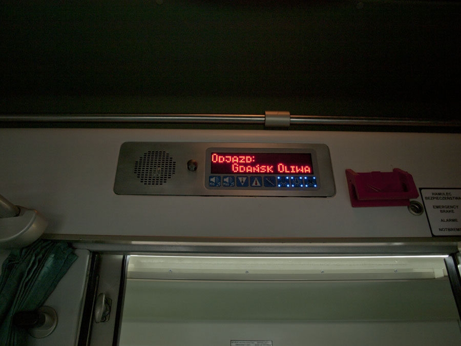 Panel informacyjno-u�ytkowy w wagonie