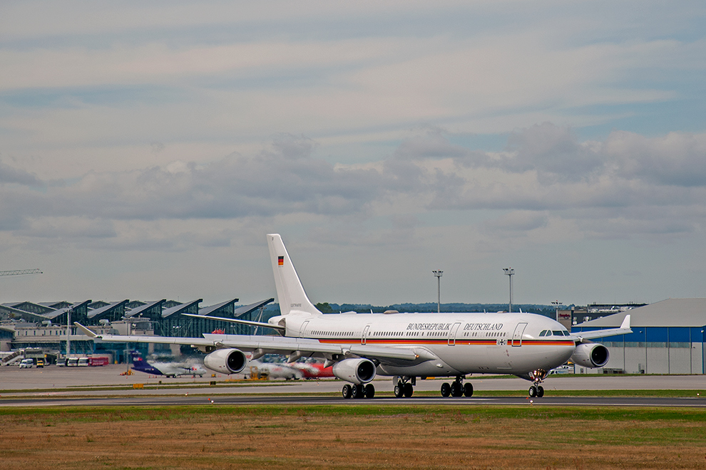 Airbus A340-313  16+01